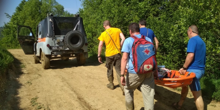 В Черновицкой области во время экскурсии школьница упала со скалы