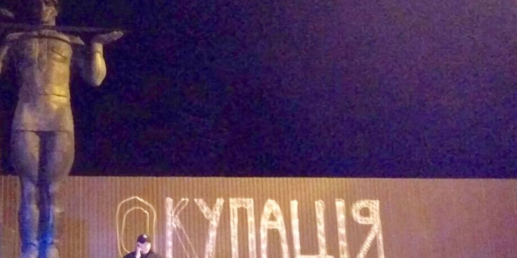 Полиция задержали трех мужчин, которые разрисовывали забор Монумента славы во Львове