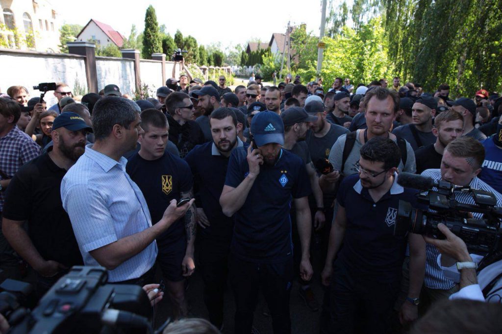 Возле имения Левочкина Нацкорпус подрался с полицией - из-за Интера 17