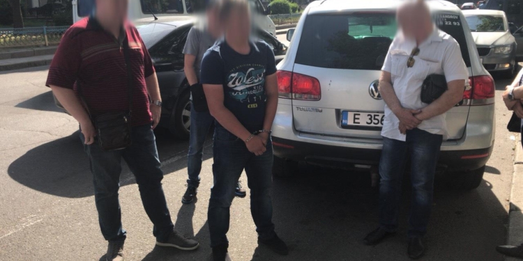 В Николаеве на взятке задержали патрульного – требовал 10 тыс.грн.