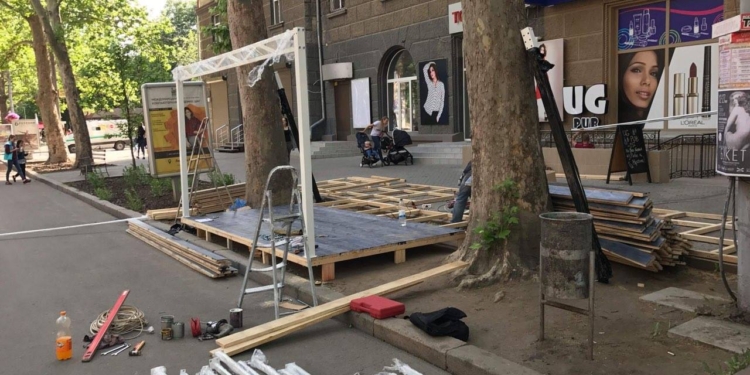 «Решили, что горсовет для мебели» – на Соборной хотели установить летнюю площадку, не получив разрешения