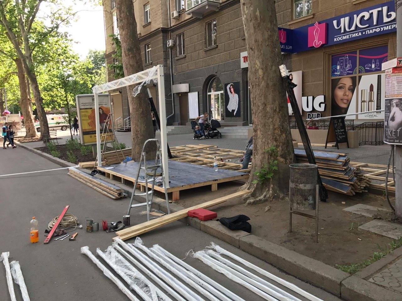 «Решили, что горсовет для мебели» – на Соборной хотели установить летнюю площадку, не получив разрешения