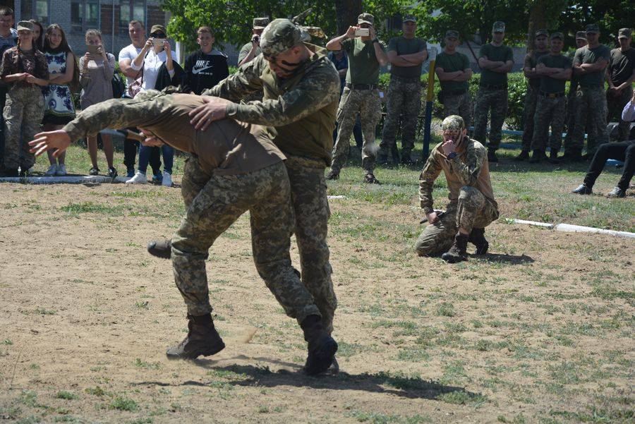 Николаевские десантники провели молодежный фестиваль «Патриот» с выставкой вооружения и техники 13