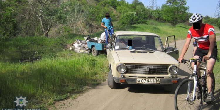 Поздно спохватился. На Николаевщине суд выберет наказание для парня, который выбросил мусор на обочине