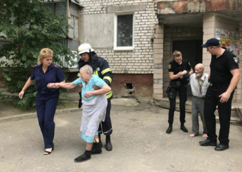 В Николаеве в 9-этажке 86-летняя бабушка и ее супруг чуть не погибли из-за холодильника