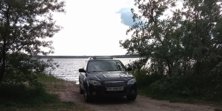 «Пожрали, мусор оставили и поехали домой с чистой совестью»: горожане возмущены машинами на пляже Намыв