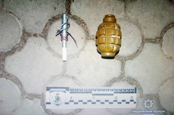 В Вознесенске мужчина разгуливал по городу с ручной гранатой