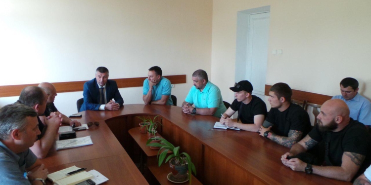 На Николаевщине зернотрейдеры пообещали не допускать перегрузов, если будет достаточное количество отстойников на дорогах