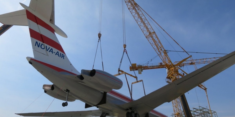 В Австрии на крышу отеля посадили самолет. Навсегда