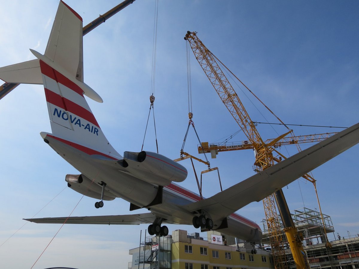 В Австрии на крышу отеля посадили самолет. Навсегда