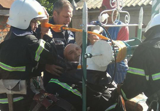 В Николаевской области 82-летний старик упал в колодец. Теперь в больнице