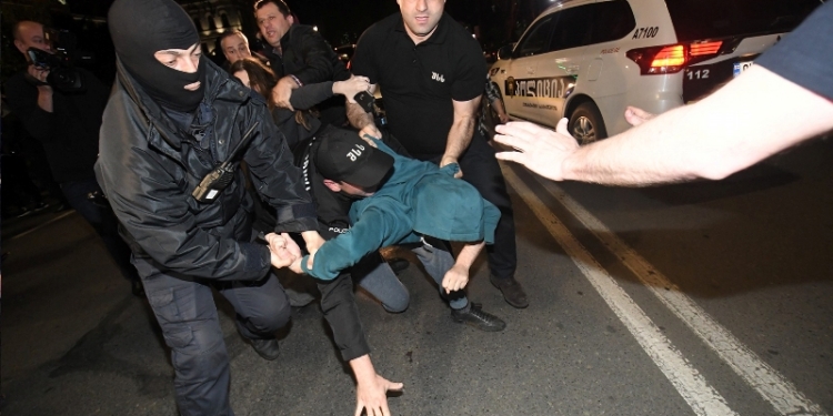 В Тбилиси силовики провели масштабную спецоперацию против наркоторговцев, в городе начались беспорядки