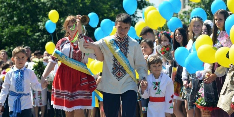 Последний звонок прозвенел для более чем 2 тысяч николаевских одиннадцатиклассников