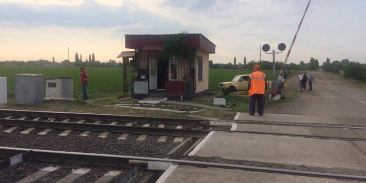 На Николаевщине помощник машиниста умер на станции после того, как поезд сбил женщину