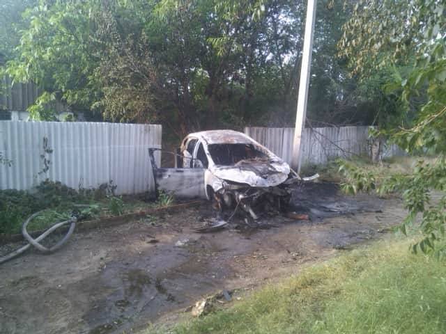 В Нечаяном FORD врезался в забор жилого дома и загорелся. Пассажиров и водителя спасали прохожие 4