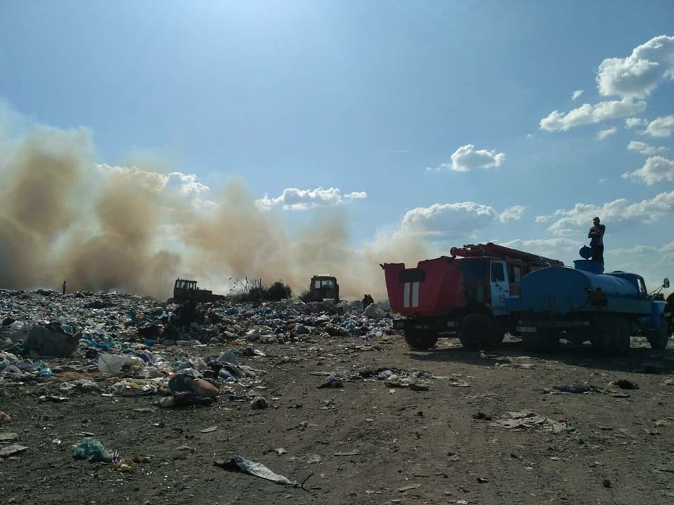 Под Николаевом горит городская свалка на площади 1,5 тыс. кв.м 10