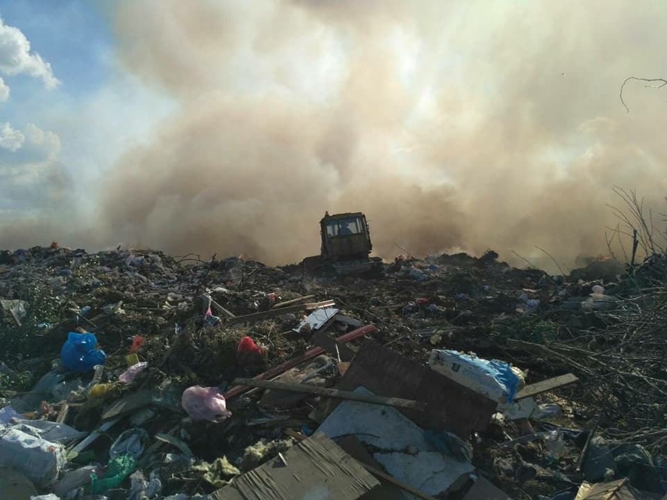 Под Николаевом горит городская свалка на площади 1,5 тыс. кв.м 12