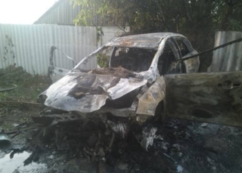 В Нечаяном FORD врезался в забор жилого дома и загорелся. Пассажиров и водителя спасали прохожие