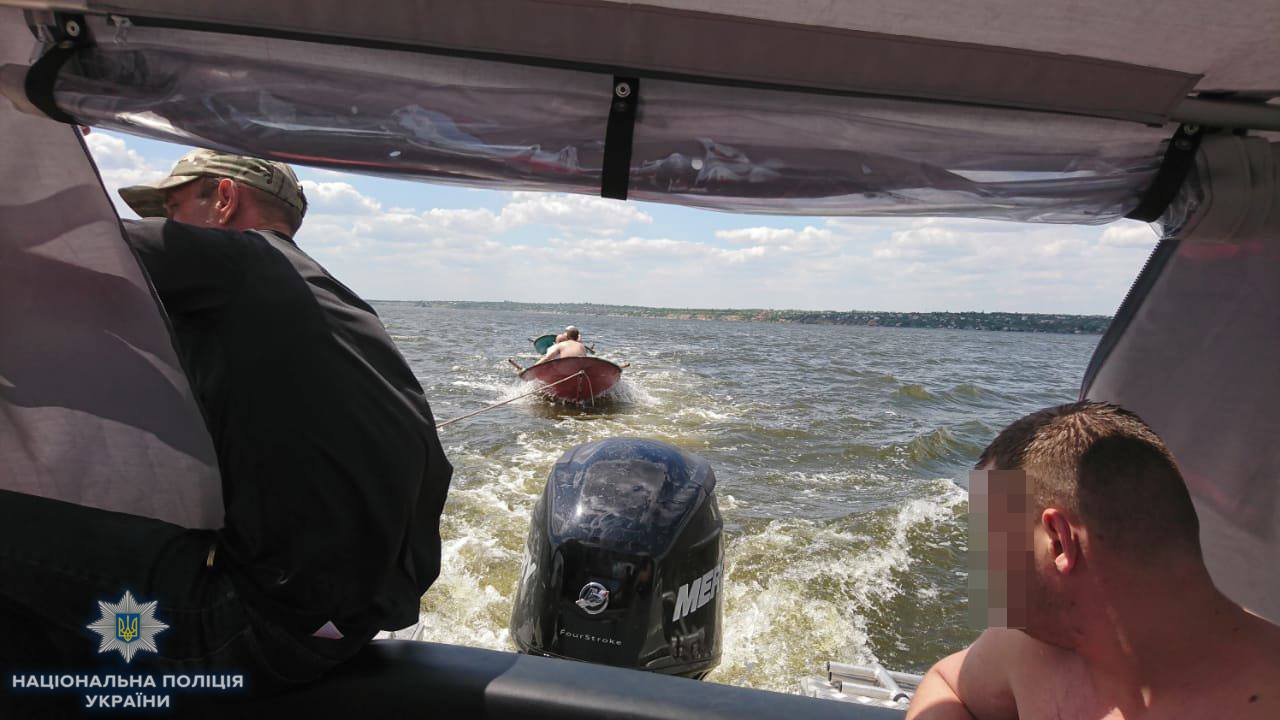 В Николаеве водные полицейские спасли мужчину, решившего переплыть Южный Буг