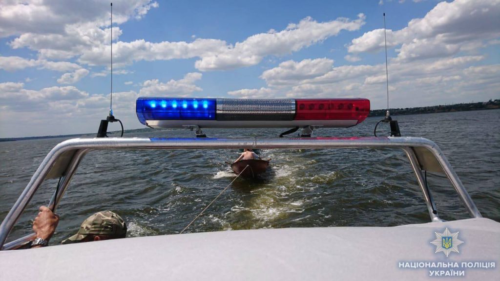 В Николаеве водные полицейские спасли мужчину, решившего переплыть Южный Буг 1