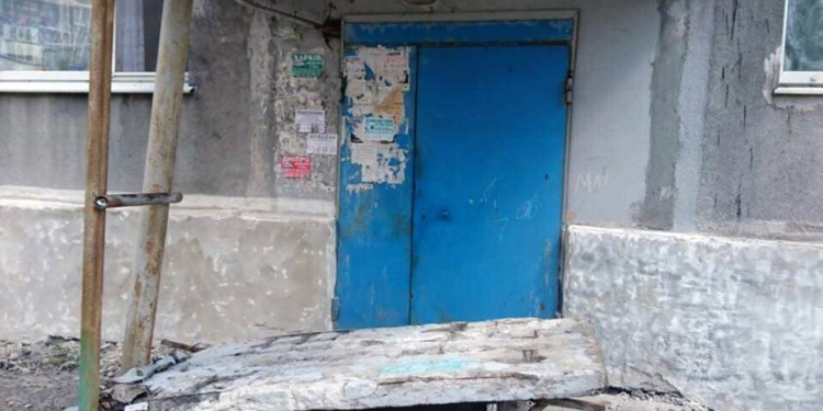 Бетонная стена возле подъезда многоэтажки привалила четырех детей в Донецкой области