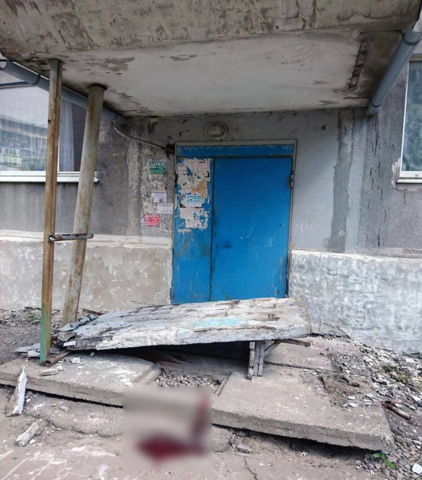 Бетонная стена возле подъезда многоэтажки привалила четырех детей в Донецкой области 1