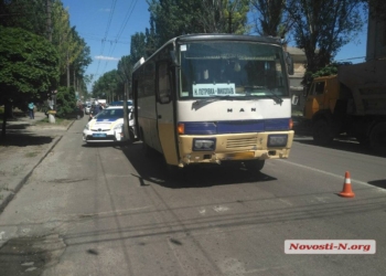 Рейсовый автобус протаранил «Форд» в центре Николаеве: госпитализирована 10-летняя девочка