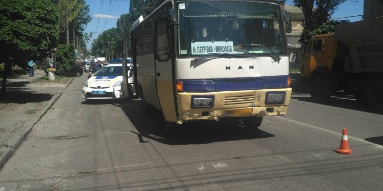 Рейсовый автобус протаранил «Форд» в центре Николаеве: госпитализирована 10-летняя девочка