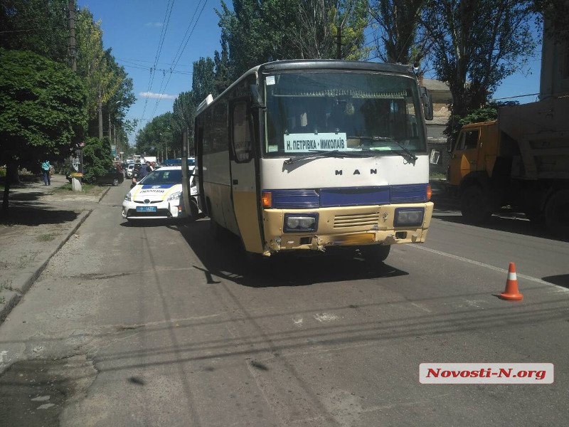 Рейсовый автобус протаранил «Форд» в центре Николаеве: госпитализирована 10-летняя девочка 1