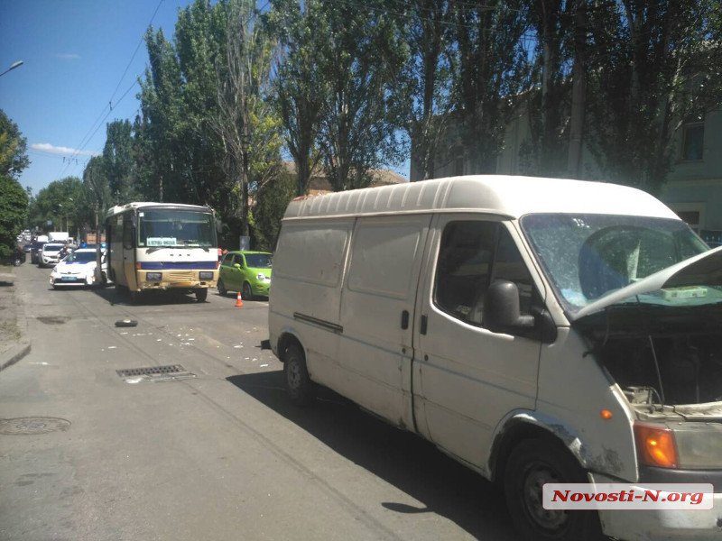 Рейсовый автобус протаранил «Форд» в центре Николаеве: госпитализирована 10-летняя девочка 3