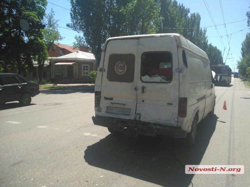 Рейсовый автобус протаранил «Форд» в центре Николаеве: госпитализирована 10-летняя девочка 5