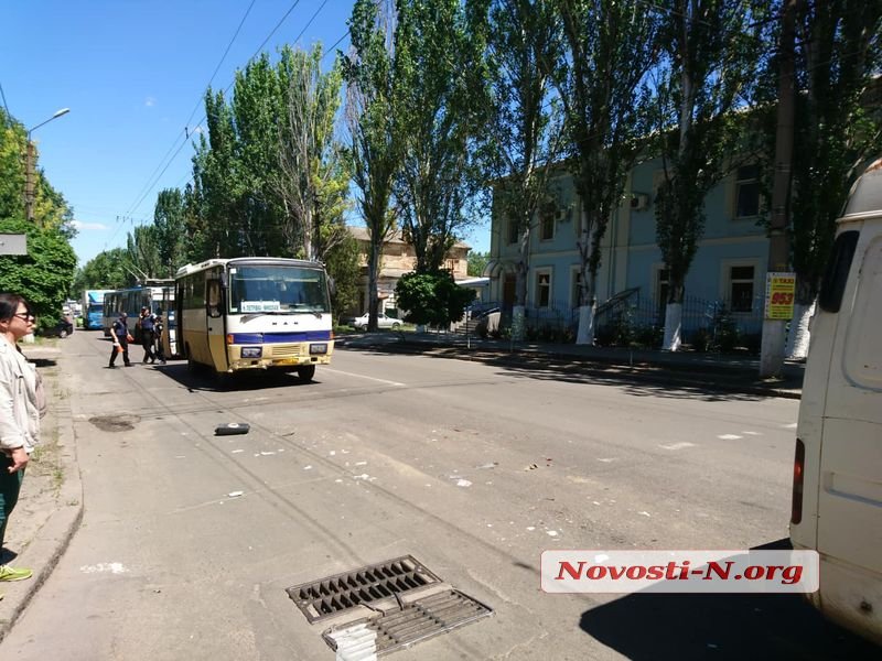 Рейсовый автобус протаранил «Форд» в центре Николаеве: госпитализирована 10-летняя девочка 7