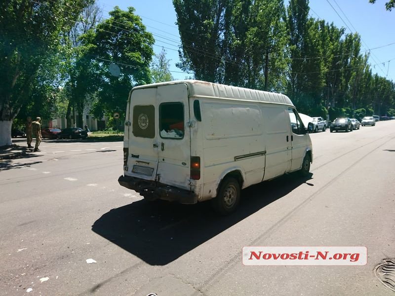 Рейсовый автобус протаранил «Форд» в центре Николаеве: госпитализирована 10-летняя девочка 9