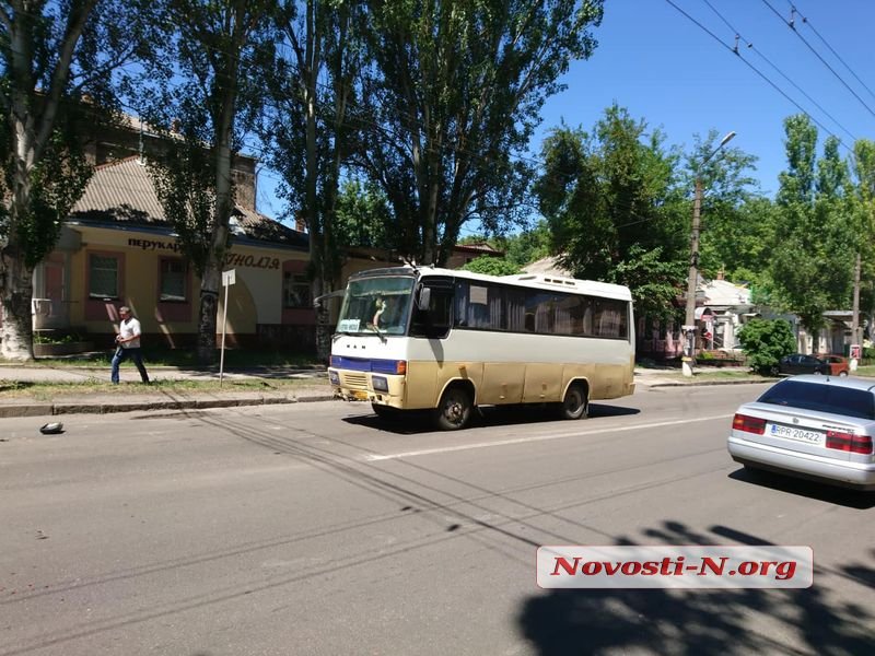 Рейсовый автобус протаранил «Форд» в центре Николаеве: госпитализирована 10-летняя девочка 11
