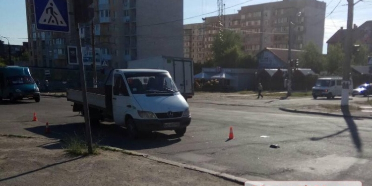 «Мерседес» сбил мужчину на перекрестке в Николаеве