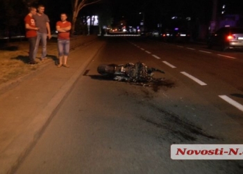 В Николаеве мотоциклист врезался в столб, уходя от полицейской погони