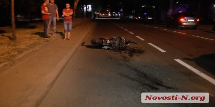 В Николаеве мотоциклист врезался в столб, уходя от полицейской погони