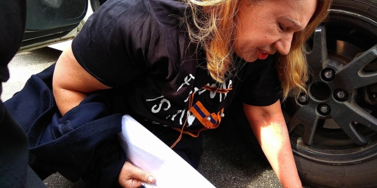 В Киеве задержали организатора акции  – мать погибшей “регионалки” Бережной