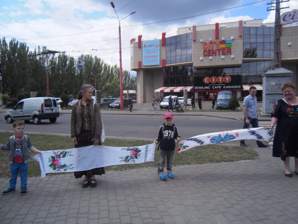 В Николаеве в День матери создали цепь с рушниками за единую поместную церковь в Украине 8