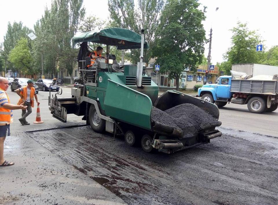 Дорожники ремонтируют ул.Пушкинскую в Николаеве и жалуются, что городская власть ничего не сделала с люками и ливневками 8