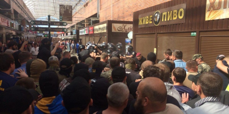 В Киеве разрушили киоски торговцев, побивших военного пенсионера