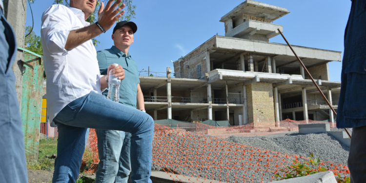 Реконструированную набережную у николаевского речвокзала обещают открыть летом, а культурный центр – ко Дню города