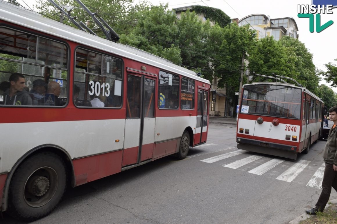 В центре Николаева BMW врезался в троллейбус с пассажирами 7