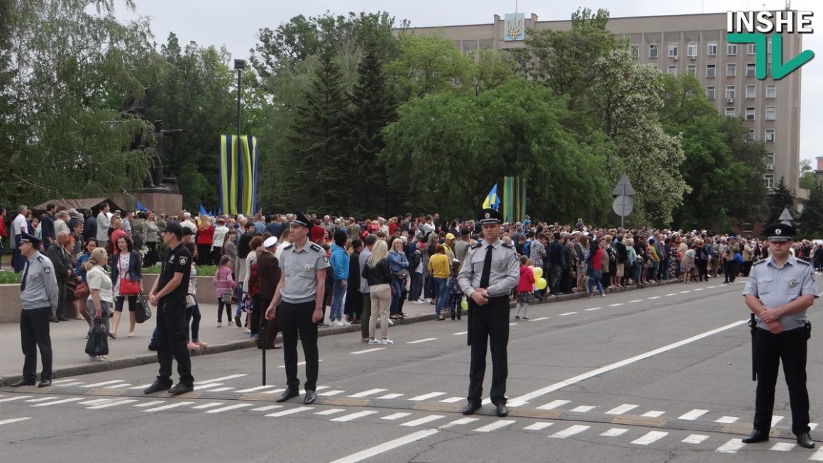 День победы над нацизмом во Второй мировой войне: Тысячи николаевцев пришли к Вечному огню 12