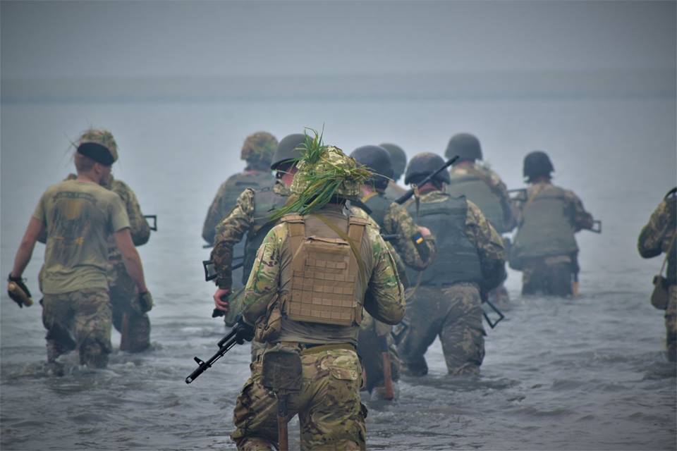 Вместе с николаевскими морпехами 8-километровую полосу препятствий прошел и командующий морской пехоты 12