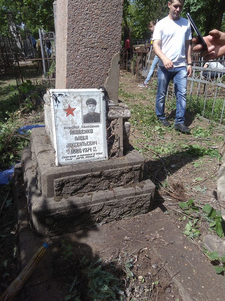 В Николаеве военные и волонтеры привели в порядок могилы освободителей города и ветеранов Второй мировой на старом некрополе 16