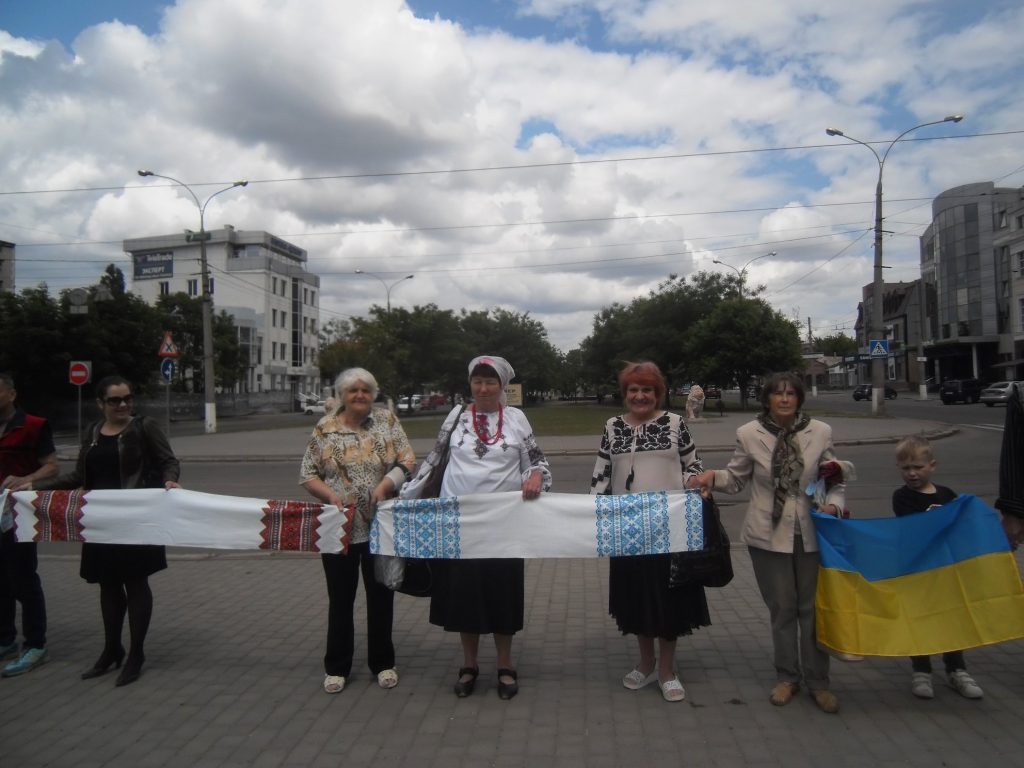 В Николаеве в День матери создали цепь с рушниками за единую поместную церковь в Украине 10