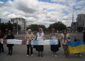 В Николаеве в День матери создали цепь с рушниками за единую поместную церковь в Украине