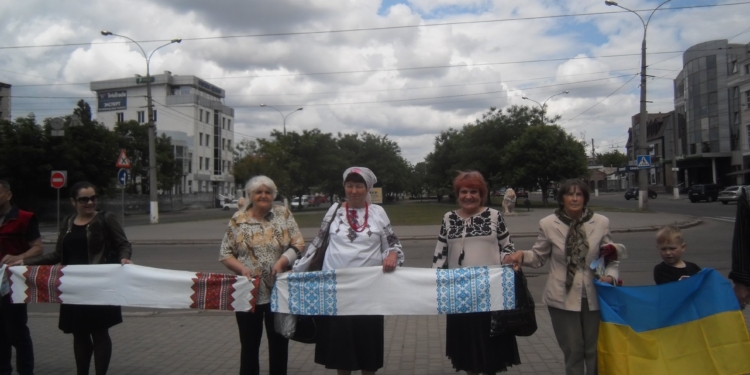 В Николаеве в День матери создали цепь с рушниками за единую поместную церковь в Украине