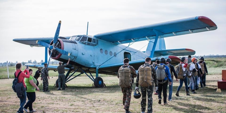 Проект «Я МАЮ ПРАВО!» расширил горизонты: 5 сотрудников Николаевского управления юстиции впервые прыгнули с парашютом